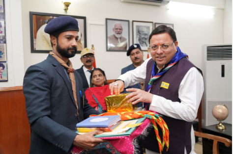 भारत स्काउट एंड गाइड उत्तराखंड के द्वारा संगठन के 75 वें स्थापना दिवस के उपलक्ष्य में शुक्रवार को सचिवालय में मुख्यमंत्री श्री पुष्कर सिंह धामी को फ्लैग स्टिकर लगाकर अलंकृत किया गया।